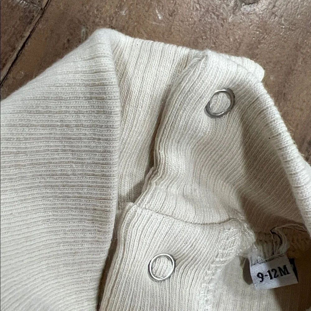 Donsje light tan ribbed mock neck long sleeve bodysuit 9-12 months organic